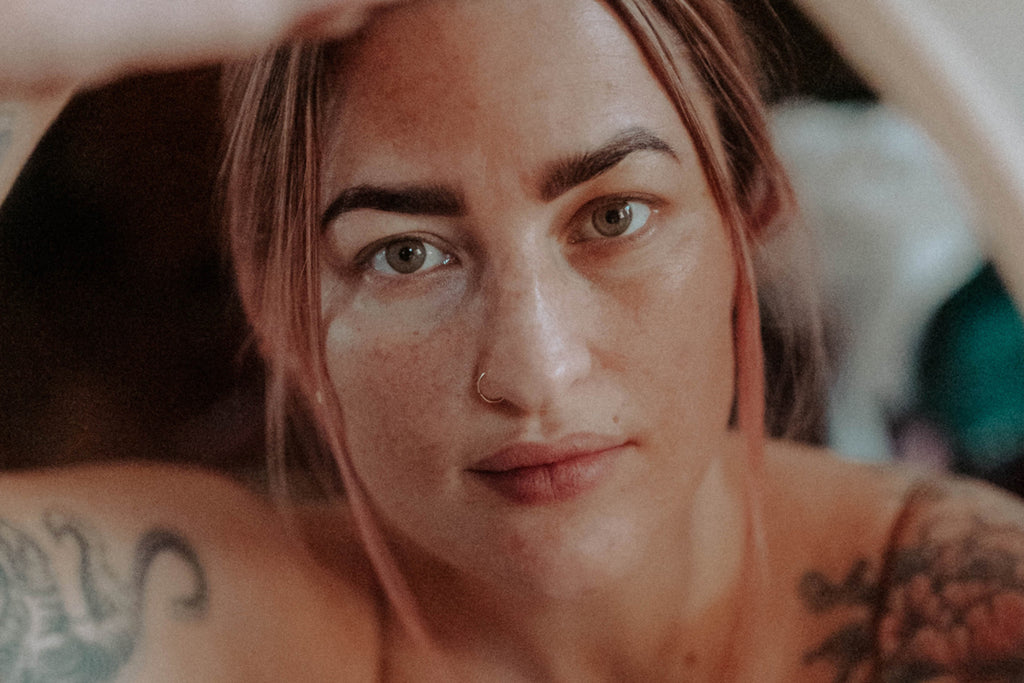 Claire Vögeli shares insights on self-awareness, self-love, body neutrality, the fight against unsustainable beauty standards, and how to exist loudly.
