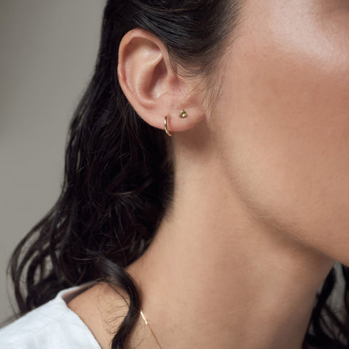 Three Claw Mini Peridot Stud Earrings in Yellow Gold