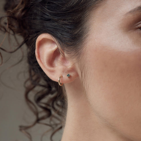 Three Claw Mini Aquamarine Stud Earrings in Yellow Gold