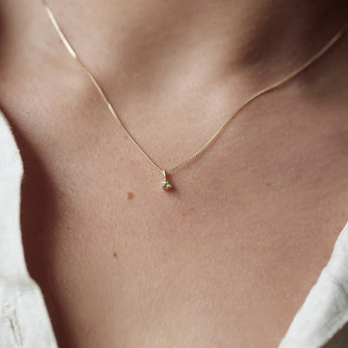 Three Claw Mini Peridot Pendant Charm in Yellow Gold