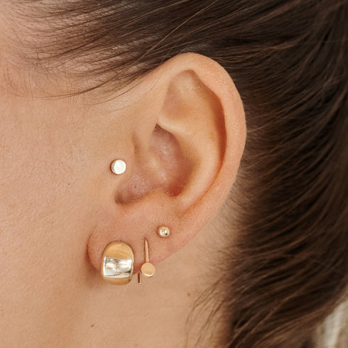 Curved Huggy Earrings in Yellow Gold