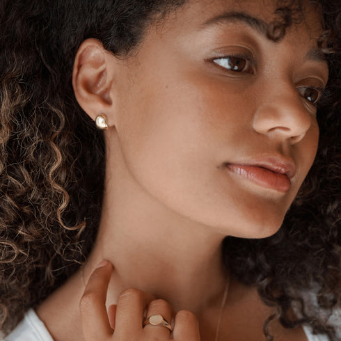 Curved Huggy Earrings in Silver