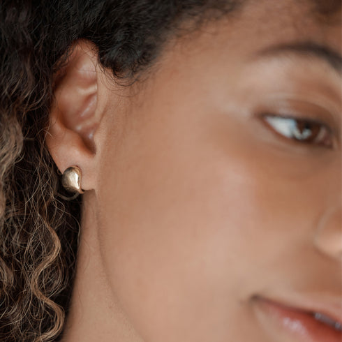 Curved Huggy Earrings in Yellow Gold