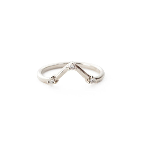 Pointed Three Diamond Arch Band