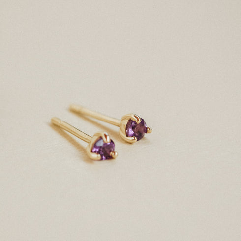 Three Claw Mini Amethyst Stud Earrings in Yellow Gold