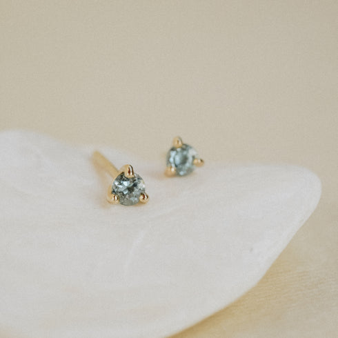 Three Claw Mini Aquamarine Stud Earrings in Yellow Gold